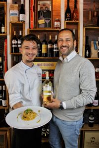 Lo-chef-Antonio-Siesto-e-Davide-Schiano-Lo-Moriello-con-gli-spaghetti-alla-Nerano-web