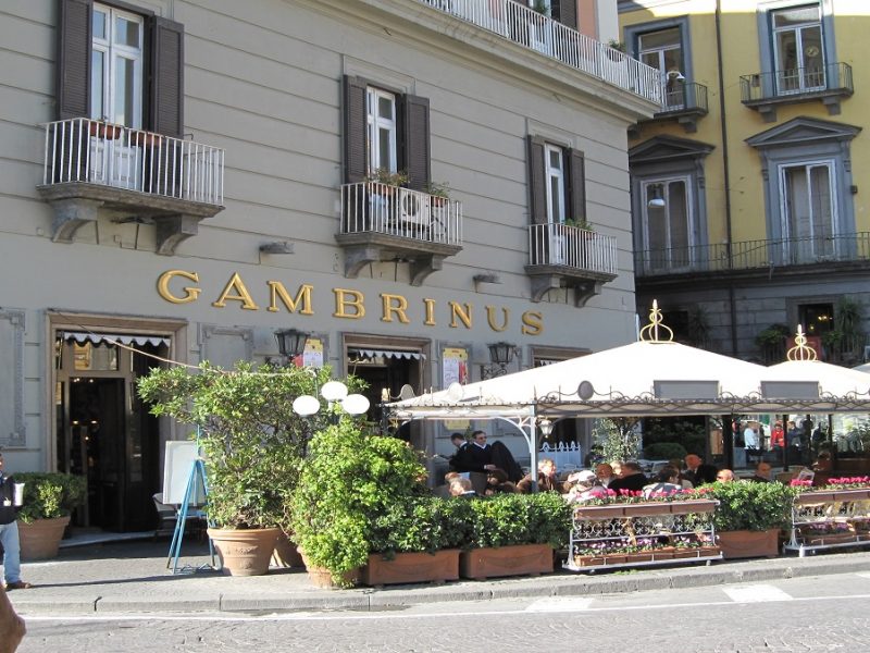 Napoli_-_Il_Bar_Gambrinus.