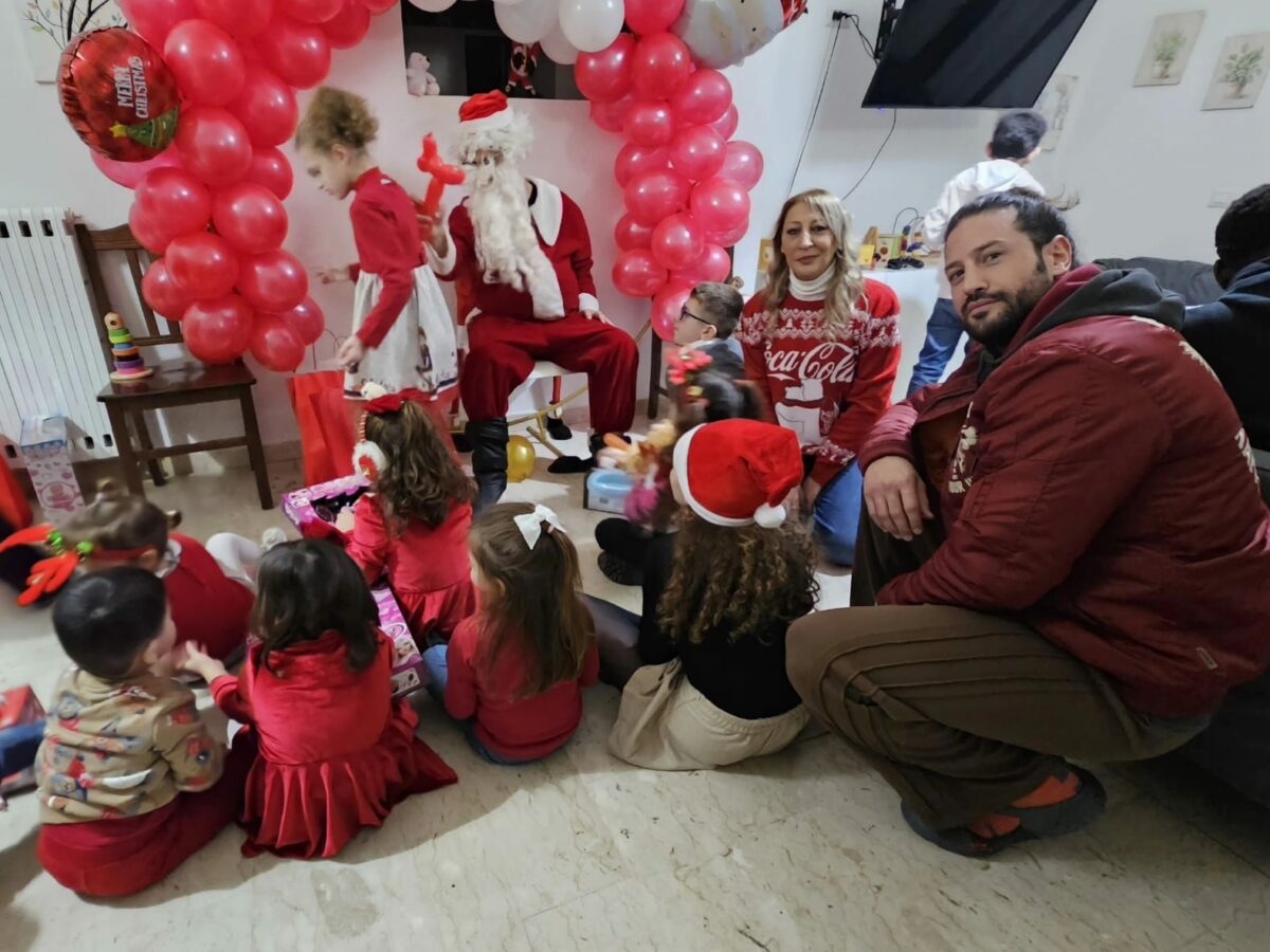 Giocattoli e sorrisi: “Cenando sotto un Cielo diverso” illumina il Natale dei più piccoli